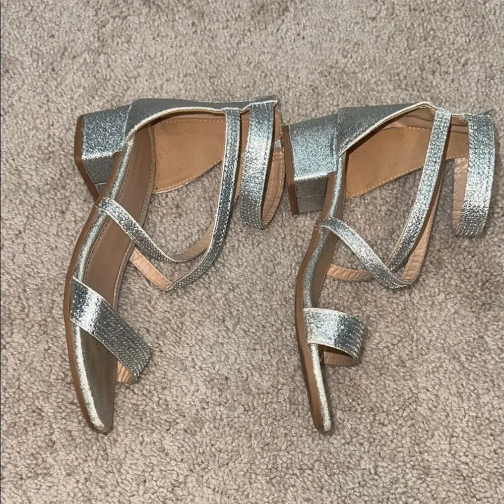 Adrienne Vittadini Levain Silver Strappy Girls Heels Kids Size 4